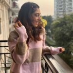 Niti Taylor Instagram – Chhota bacha jan ke
Na koi aankh dikha na rey
Dubi dubi dab dab🥁💃🏻🎉🥳