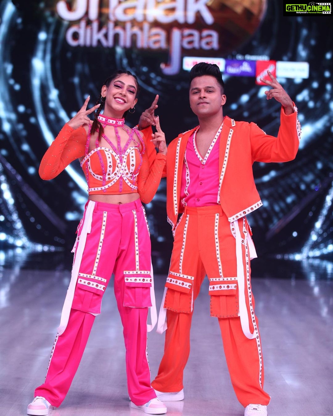 Niti Taylor Instagram - Get Ready for all the swag and all the pagalpantiii coming tonight only on jhalak dhiklaja @colorstv at 8pm! Don’t forget to shower all your love and support by voting for me on voot.com, voot app and jio app❤️🗳️ from tonight 8pm to Monday 10am!