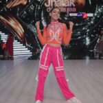 Niti Taylor Instagram - Dear Fanmily❤️ Thank you for acknowledging the real me - I see posts and articles and so much love from all of you for recognising my true self. It has been such a positive encouragement for me to keep performing for all of you!! So Thank you so much!! Jhalak has reached a tough phase now and I need all the votes I can to stay in the show and dream of winning the trophy! Please please please take out one minute of your day and VOTE for me on voot.com or MyJio App. Looking forward to performing for all of you in the coming weeks 🤗🤗 Make up @glambysalman @smitapandit_official Hair @hairstylist_jennny
