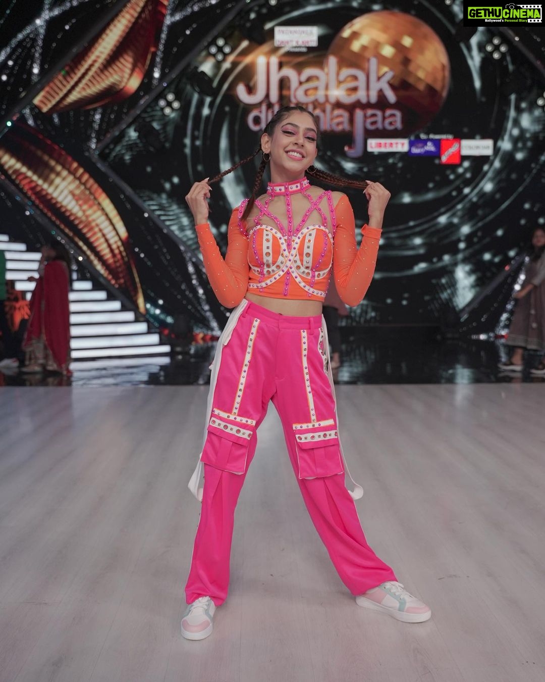 Niti Taylor Instagram - Dear Fanmily❤️ Thank you for acknowledging the real me - I see posts and articles and so much love from all of you for recognising my true self. It has been such a positive encouragement for me to keep performing for all of you!! So Thank you so much!! Jhalak has reached a tough phase now and I need all the votes I can to stay in the show and dream of winning the trophy! Please please please take out one minute of your day and VOTE for me on voot.com or MyJio App. Looking forward to performing for all of you in the coming weeks 🤗🤗 Make up @glambysalman @smitapandit_official Hair @hairstylist_jennny