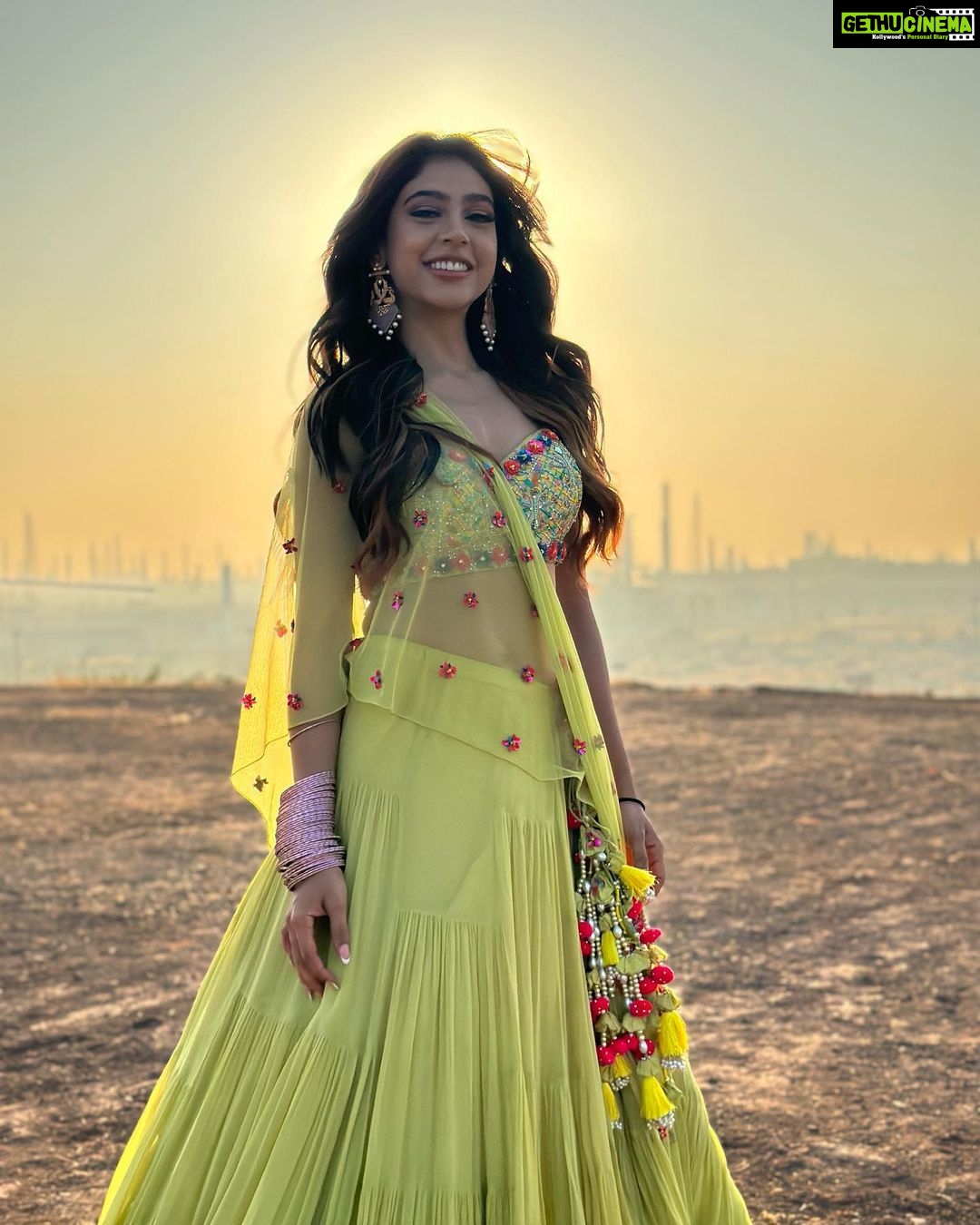 Niti Taylor Instagram - Ek Niti thi deewani si ππ»ββοΈ Ek Shahid pe vo marti thiππ»ββοΈ Chori chori chupke chupke DM kiya karti thi π Kuch kehna tha sayed usko π«§ Lekin husband se woh darti thi! ππππ #captiononpoint Makeup @smitapandit_official / @glambysalman Hair @irfanshaikh_hair_11.11 Styled by @stylingbyvictor @sohail__mughal___ Earrings @rubans.in Outfit @kaaishabyshalini