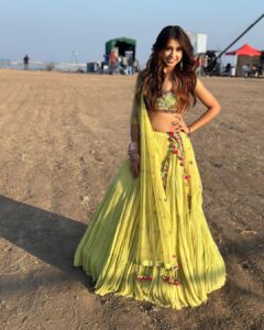 Niti Taylor Instagram - Ek Niti thi deewani si 🙆🏻‍♀️ Ek Shahid pe vo marti thi🙇🏻‍♀️ Chori chori chupke chupke DM kiya karti thi 💌 Kuch kehna tha sayed usko 🫧 Lekin husband se woh darti thi! 😂😂😂😂 #captiononpoint Makeup @smitapandit_official / @glambysalman Hair @irfanshaikh_hair_11.11 Styled by @stylingbyvictor @sohail__mughal___ Earrings @rubans.in Outfit @kaaishabyshalini