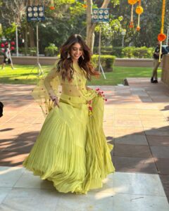 Niti Taylor Instagram - Ek Niti thi deewani si 🙆🏻‍♀️ Ek Shahid pe vo marti thi🙇🏻‍♀️ Chori chori chupke chupke DM kiya karti thi 💌 Kuch kehna tha sayed usko 🫧 Lekin husband se woh darti thi! 😂😂😂😂 #captiononpoint Makeup @smitapandit_official / @glambysalman Hair @irfanshaikh_hair_11.11 Styled by @stylingbyvictor @sohail__mughal___ Earrings @rubans.in Outfit @kaaishabyshalini