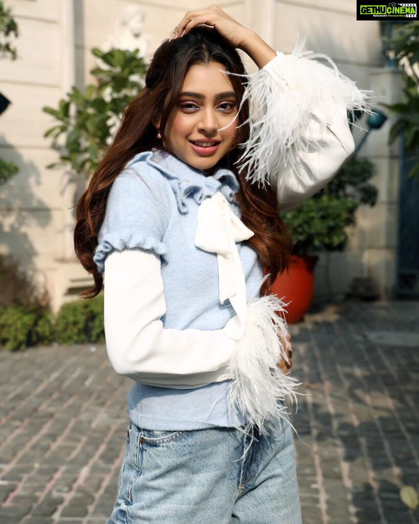 Niti Taylor Instagram - Hot chocolate Weather🤎 #sweaterweather Styled by @stylingbyvictor @sohail__mughal___ Earrings @blingvine Clicked by @kakkar.madhav Makeup @glambysalman @smitapandit_official Hair @hairstylist_jennny