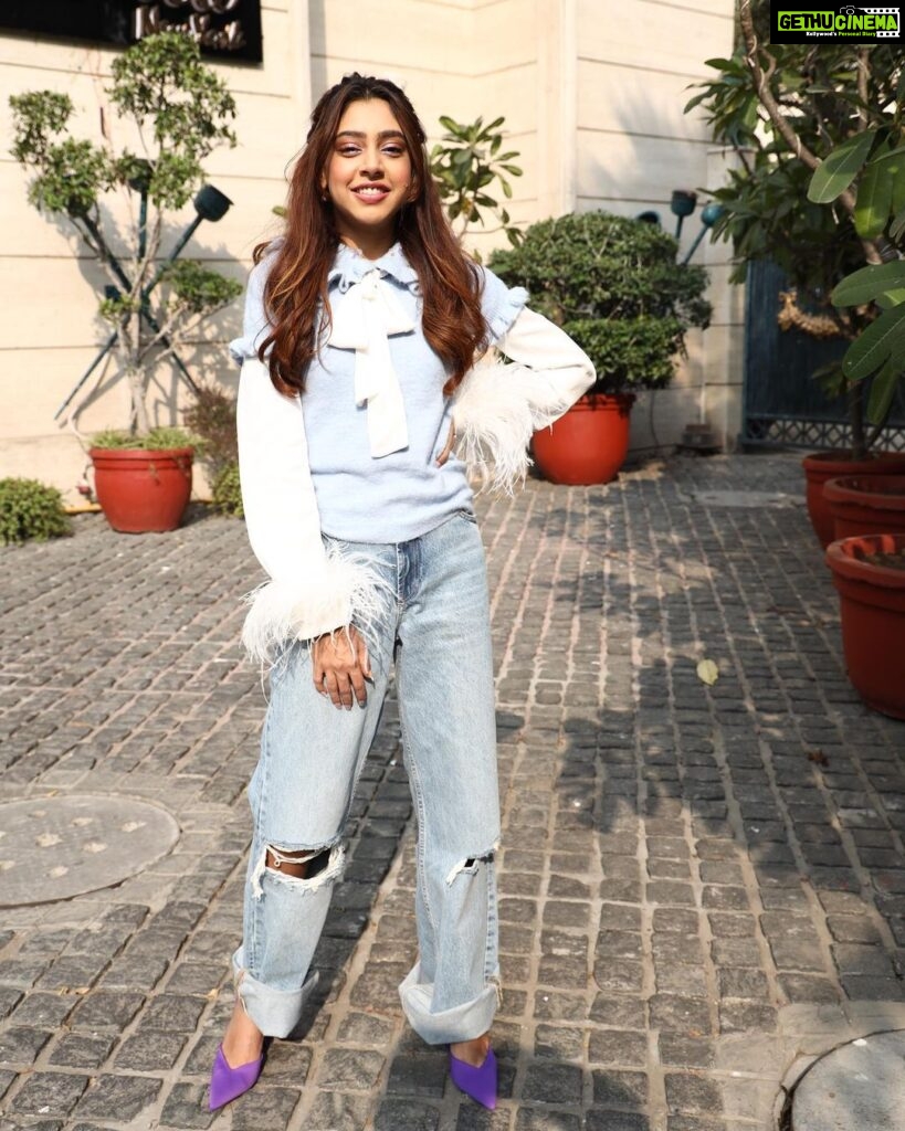 Niti Taylor Instagram - Hot chocolate Weather🤎 #sweaterweather Styled by @stylingbyvictor @sohail__mughal___ Earrings @blingvine Clicked by @kakkar.madhav Makeup @glambysalman @smitapandit_official Hair @hairstylist_jennny