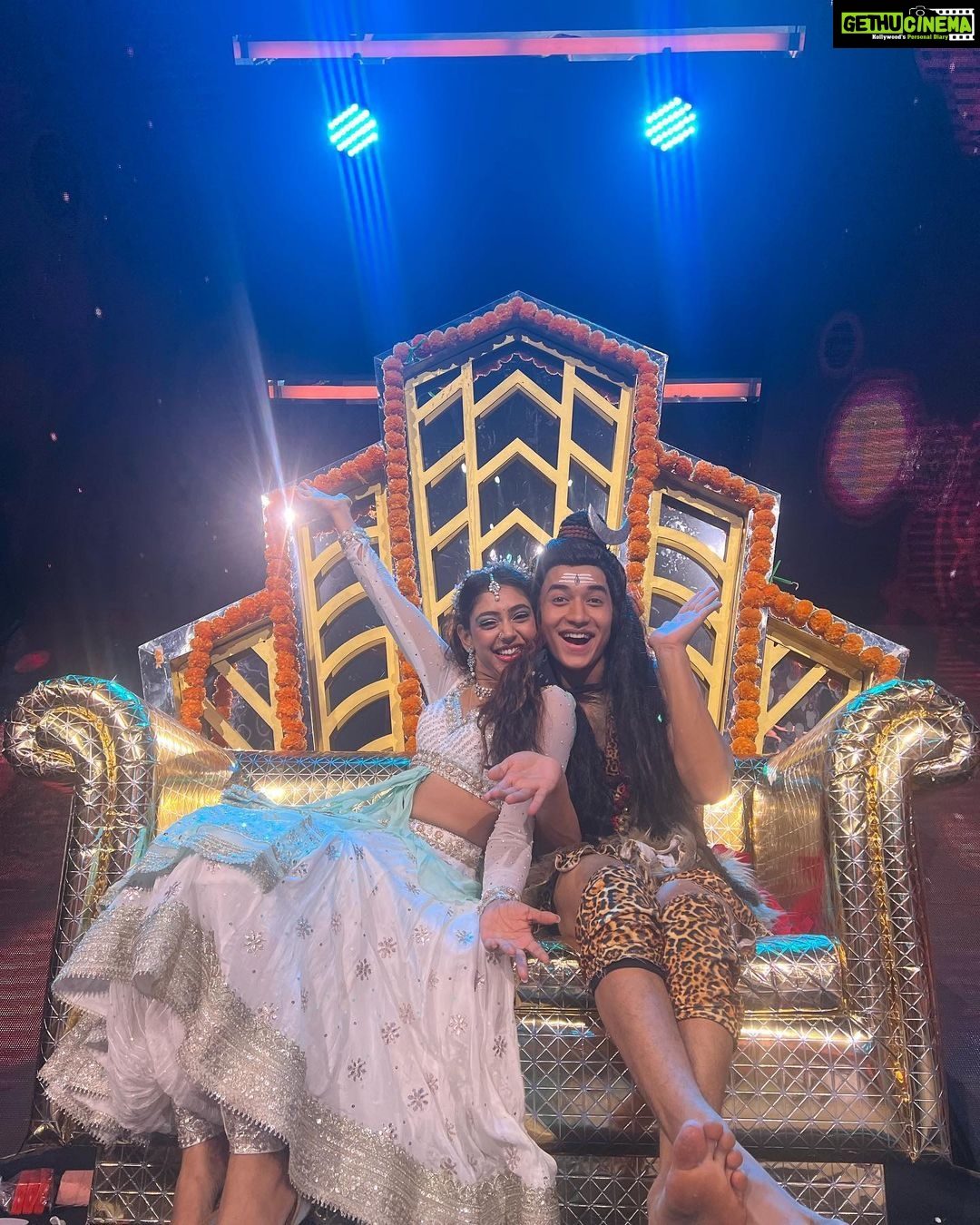 Niti Taylor Instagram - Finalllyyyyyyy❤️❤️❤️❤️!! #TeamNa Golden Chair❤️🐣🙏🏻 #grateful#blessed A special mention to @rutuparekh92 & @paldenlama who believed in me and who motivated me to do this!! Grateful for life❤️ thank you for being the backbone of this group, without you nothing is possible!! My hard task master but Gold indeed🥰🥰 with all that you both do for Akash and me we are forever grateful!