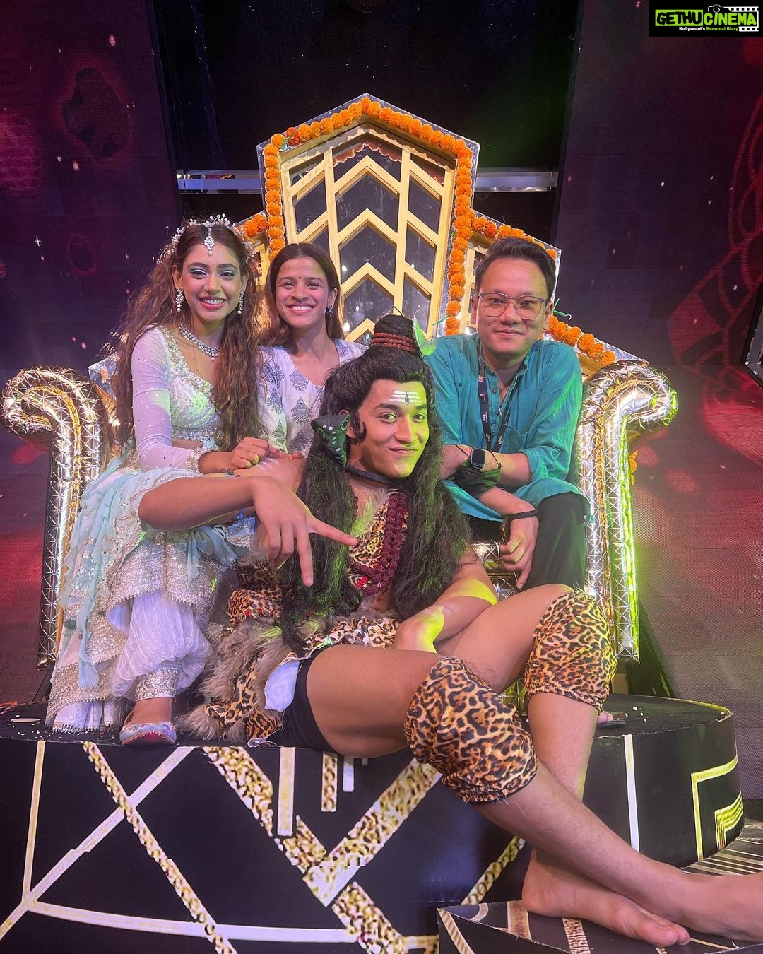 Niti Taylor Instagram - Finalllyyyyyyy❤️❤️❤️❤️!! #TeamNa Golden Chair❤️🐣🙏🏻 #grateful#blessed A special mention to @rutuparekh92 & @paldenlama who believed in me and who motivated me to do this!! Grateful for life❤️ thank you for being the backbone of this group, without you nothing is possible!! My hard task master but Gold indeed🥰🥰 with all that you both do for Akash and me we are forever grateful!