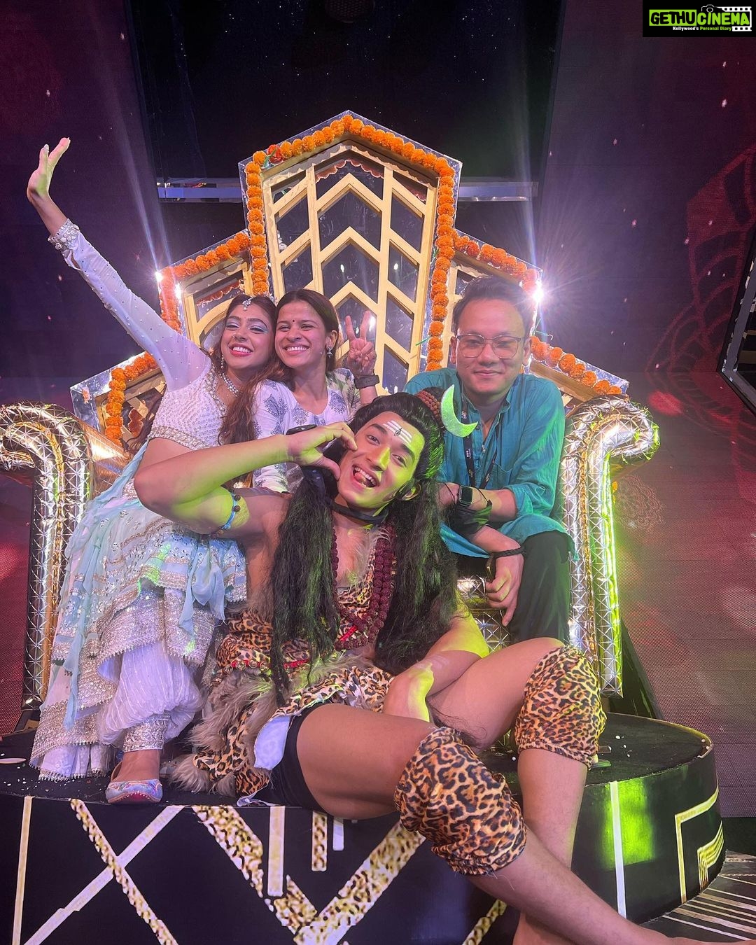 Niti Taylor Instagram - Finalllyyyyyyy❤️❤️❤️❤️!! #TeamNa Golden Chair❤️🐣🙏🏻 #grateful#blessed A special mention to @rutuparekh92 & @paldenlama who believed in me and who motivated me to do this!! Grateful for life❤️ thank you for being the backbone of this group, without you nothing is possible!! My hard task master but Gold indeed🥰🥰 with all that you both do for Akash and me we are forever grateful!