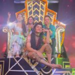 Niti Taylor Instagram - Finalllyyyyyyy❤️❤️❤️❤️!! #TeamNa Golden Chair❤️🐣🙏🏻 #grateful#blessed A special mention to @rutuparekh92 & @paldenlama who believed in me and who motivated me to do this!! Grateful for life❤️ thank you for being the backbone of this group, without you nothing is possible!! My hard task master but Gold indeed🥰🥰 with all that you both do for Akash and me we are forever grateful!