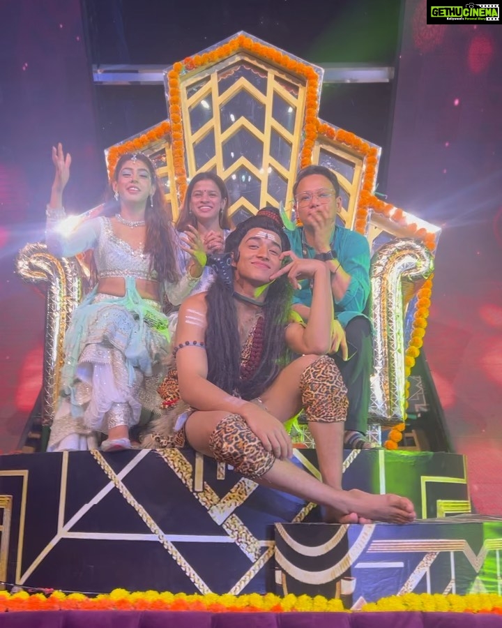 Niti Taylor Instagram - Finalllyyyyyyy❤️❤️❤️❤️!! #TeamNa Golden Chair❤️🐣🙏🏻 #grateful#blessed A special mention to @rutuparekh92 & @paldenlama who believed in me and who motivated me to do this!! Grateful for life❤️ thank you for being the backbone of this group, without you nothing is possible!! My hard task master but Gold indeed🥰🥰 with all that you both do for Akash and me we are forever grateful!