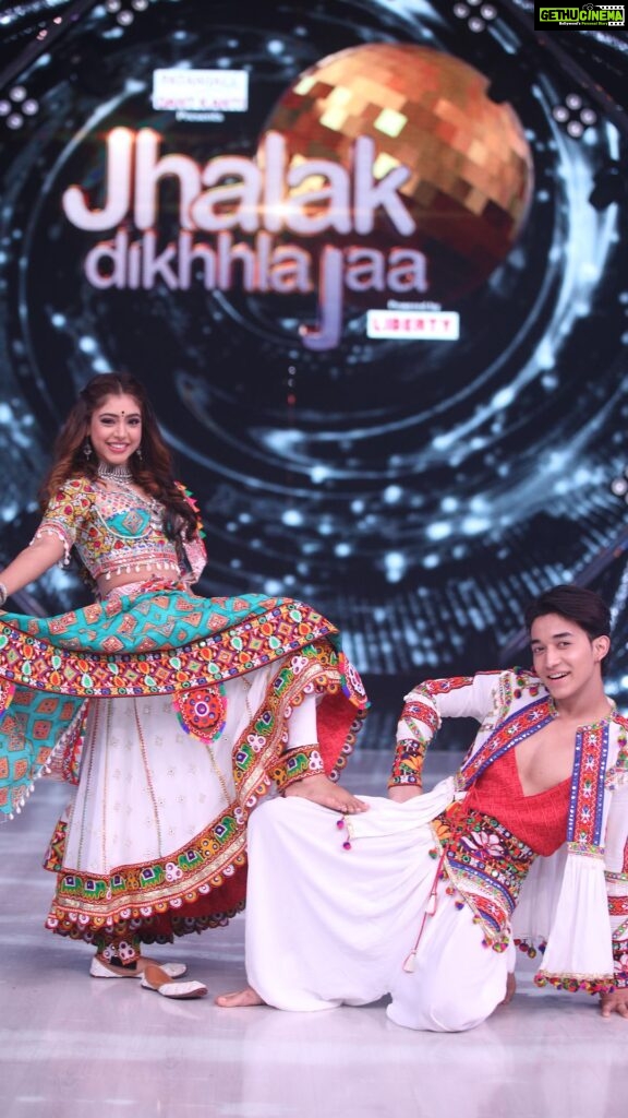 Niti Taylor Instagram - The Dandiya Raas has begun! Goddess Durga is blessing us! A very happy Navratri from @theakashthapa and me to all the beautiful people out there❤️! Tonight jhalak dhiklaja @8pm Only on @colorstv and don’t forget to vote for us!!! Voting lines open from tonight 8pm to Monday 10am!! Vote voteee for us