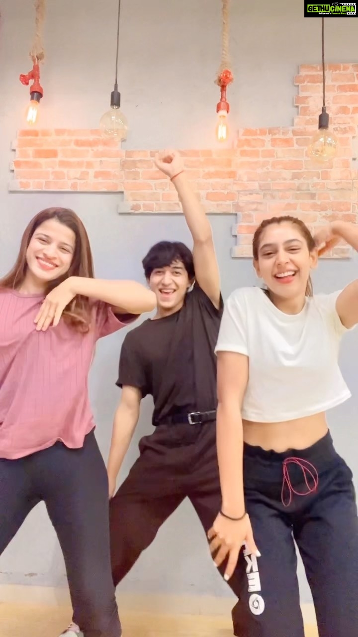 Niti Taylor Instagram - A quick reel in between rehearsals with these cuties @nititaylor @theakashthapa PC: I don’t own copy rights to this song . . . . #reels #trendingreels #trending #viral #goviral #instagood #instagram