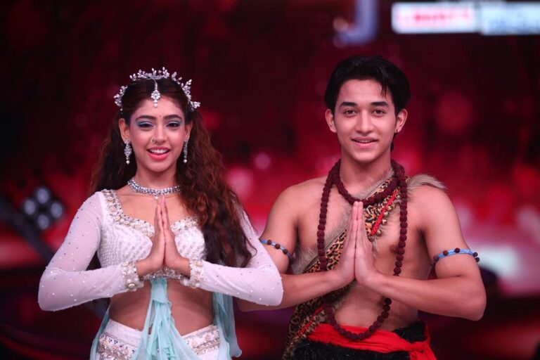 Niti Taylor Instagram - Run wild and free like a waterfall ⛲️ Flowing with ease and grace takes has taken so much more effort than my other performances 🥺 Don't forget to watch it tonight on @colorstv as @theakashthapa and I battle it out on the Jhalak stage!! Tonight only on Color’s at 8pm 🕗 jhalak dhiklaja