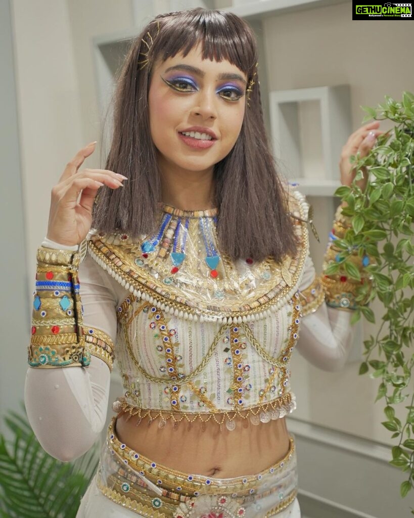 Niti Taylor Instagram - Feeling like a Queen because I'm doing something I've never done before!! It takes a lot of courage to try something new and even more effort to make it successful 😇🥺 This week I've come out of my comfort zone and loved every bit of it ❤️❤️ Don't forget to catch my unique Egyptian style queen of a performance on Jhalak Dikhlaa Jaa... and most important- Don't forget to VOTE for meee 😬😬