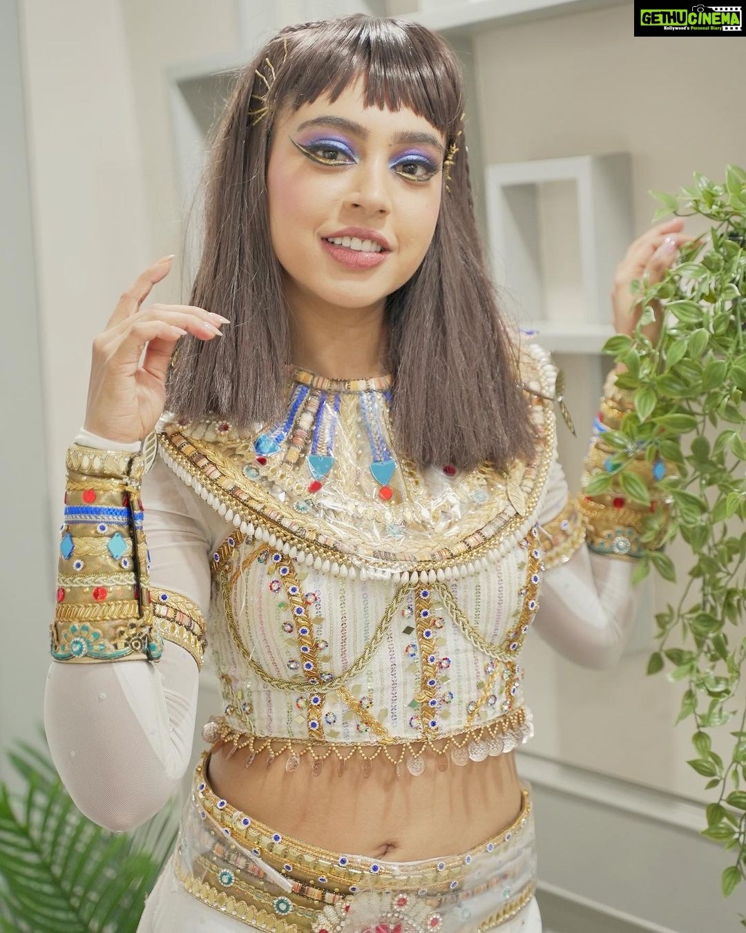 Niti Taylor Instagram - Feeling like a Queen because I'm doing something I've never done before!! It takes a lot of courage to try something new and even more effort to make it successful 😇🥺 This week I've come out of my comfort zone and loved every bit of it ❤️❤️ Don't forget to catch my unique Egyptian style queen of a performance on Jhalak Dikhlaa Jaa... and most important- Don't forget to VOTE for meee 😬😬