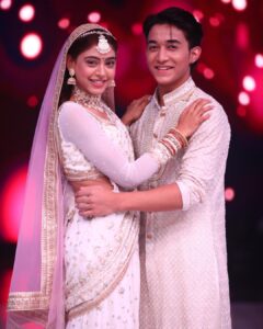 Niti Taylor Instagram - Once in a while, in the middle of an ordinary life, love gives us a fairy tale 💕 

We would like to dedicate our performance to one of the most special fairy tales in the making @aliaabhatt & Ranbir Kapoor ... We love you both 💖

Tonight only on @colorstv 
At 8pm jhalak dhiklaja 🥳
Voting lines open from Saturday 8pm to Monday 10am! 

Please please voteeee for me 🗳 
Voot.com, Voot app and myjio app

Always standing strong with @paldenlama @rutuparekh92 ❤️🥰

Looking pretty in @iamkenferns 
Makeup @glambysalman @smitapandit_official 
Hair @hairstylist_jennny