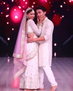 Niti Taylor Instagram - Once in a while, in the middle of an ordinary life, love gives us a fairy tale 💕 

We would like to dedicate our performance to one of the most special fairy tales in the making @aliaabhatt & Ranbir Kapoor ... We love you both 💖

Tonight only on @colorstv 
At 8pm jhalak dhiklaja 🥳
Voting lines open from Saturday 8pm to Monday 10am! 

Please please voteeee for me 🗳 
Voot.com, Voot app and myjio app

Always standing strong with @paldenlama @rutuparekh92 ❤️🥰

Looking pretty in @iamkenferns 
Makeup @glambysalman @smitapandit_official 
Hair @hairstylist_jennny