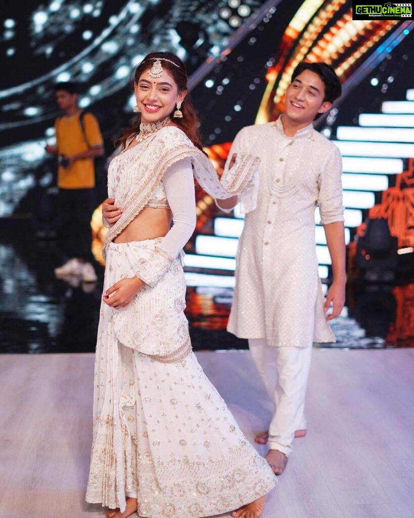 Niti Taylor Instagram - Once in a while, in the middle of an ordinary life, love gives us a fairy tale 💕 We would like to dedicate our performance to one of the most special fairy tales in the making @aliaabhatt & Ranbir Kapoor ... We love you both 💖 Tonight only on @colorstv At 8pm jhalak dhiklaja 🥳 Voting lines open from Saturday 8pm to Monday 10am! Please please voteeee for me 🗳 Voot.com, Voot app and myjio app Always standing strong with @paldenlama @rutuparekh92 ❤️🥰 Looking pretty in @iamkenferns Makeup @glambysalman @smitapandit_official Hair @hairstylist_jennny