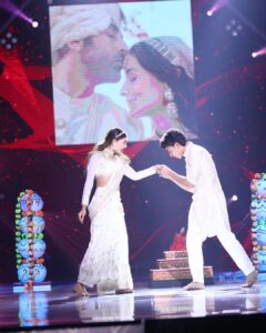 Niti Taylor Instagram - Once in a while, in the middle of an ordinary life, love gives us a fairy tale 💕 

We would like to dedicate our performance to one of the most special fairy tales in the making @aliaabhatt & Ranbir Kapoor ... We love you both 💖

Tonight only on @colorstv 
At 8pm jhalak dhiklaja 🥳
Voting lines open from Saturday 8pm to Monday 10am! 

Please please voteeee for me 🗳 
Voot.com, Voot app and myjio app

Always standing strong with @paldenlama @rutuparekh92 ❤️🥰

Looking pretty in @iamkenferns 
Makeup @glambysalman @smitapandit_official 
Hair @hairstylist_jennny