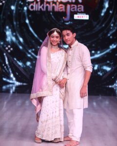 Niti Taylor Instagram - Once in a while, in the middle of an ordinary life, love gives us a fairy tale 💕 

We would like to dedicate our performance to one of the most special fairy tales in the making @aliaabhatt & Ranbir Kapoor ... We love you both 💖

Tonight only on @colorstv 
At 8pm jhalak dhiklaja 🥳
Voting lines open from Saturday 8pm to Monday 10am! 

Please please voteeee for me 🗳 
Voot.com, Voot app and myjio app

Always standing strong with @paldenlama @rutuparekh92 ❤️🥰

Looking pretty in @iamkenferns 
Makeup @glambysalman @smitapandit_official 
Hair @hairstylist_jennny