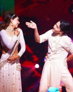Niti Taylor Instagram - Once in a while, in the middle of an ordinary life, love gives us a fairy tale 💕 

We would like to dedicate our performance to one of the most special fairy tales in the making @aliaabhatt & Ranbir Kapoor ... We love you both 💖

Tonight only on @colorstv 
At 8pm jhalak dhiklaja 🥳
Voting lines open from Saturday 8pm to Monday 10am! 

Please please voteeee for me 🗳 
Voot.com, Voot app and myjio app

Always standing strong with @paldenlama @rutuparekh92 ❤️🥰

Looking pretty in @iamkenferns 
Makeup @glambysalman @smitapandit_official 
Hair @hairstylist_jennny