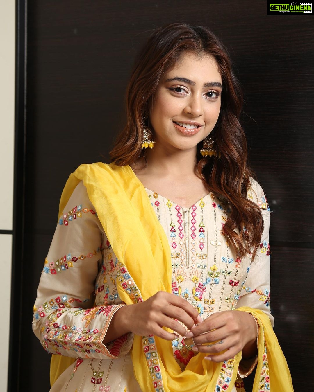 Niti Taylor Instagram - Courage is not the absence of fear, but the triumph over it - May you conquer all that holds you back!Shubh Vijayadashami🏹🙏🏻 #happydussehra Makeup: @glambysalman Hair: @abidansanri Outfi: @vaishaliandkartika Photographer: @ajayjangidphotography