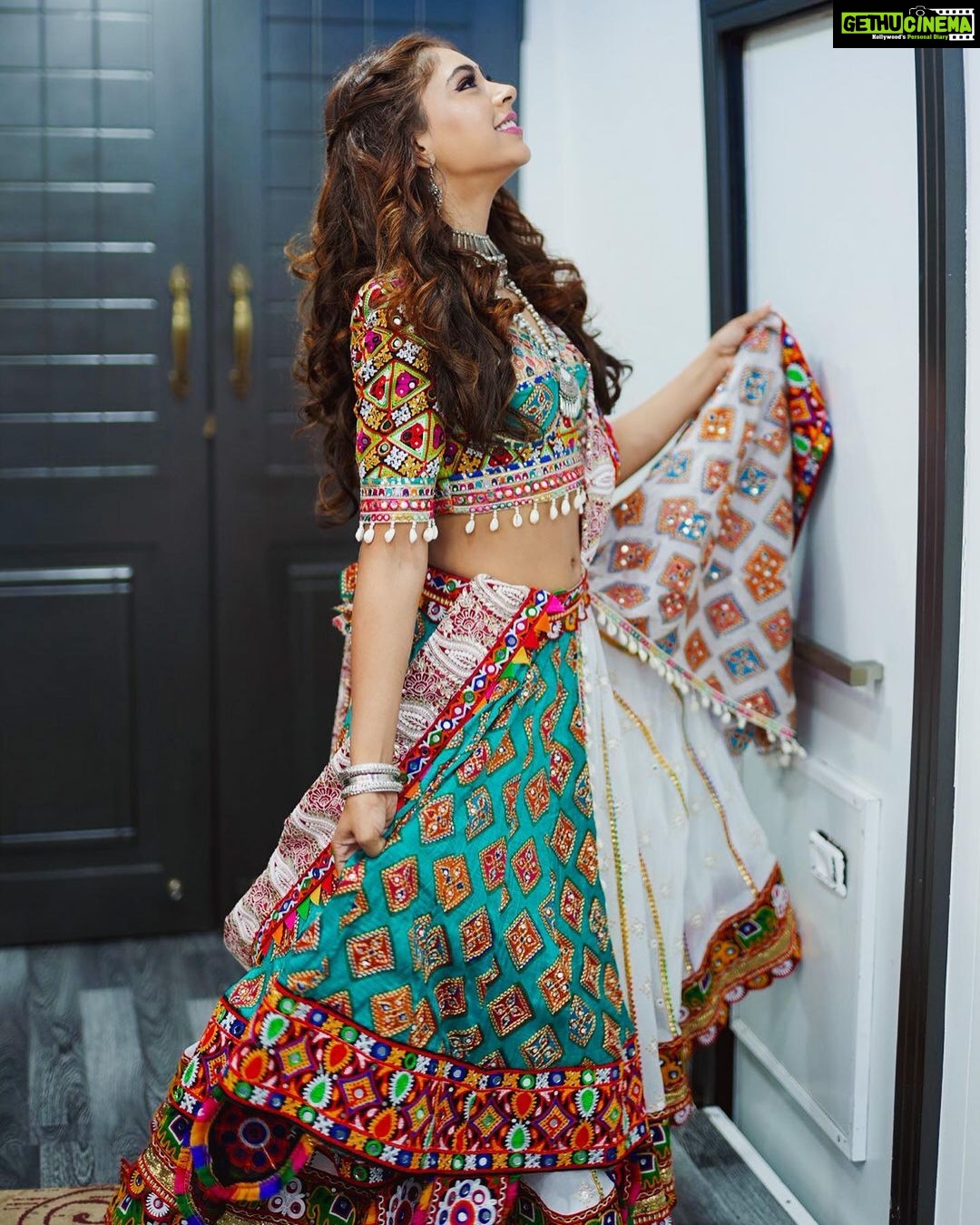 Niti Taylor Instagram - What goes around, comes back around is not always Karma. Sometimes it is Garbaaaa. ππΌ #HappyNavaratri #Garba #jhalakdikhlajaa #jdj10 #nititaylor Wearing @iamkenferns Makeup @glambysalman @smitapandit_official Hair @hairstylist_jennny