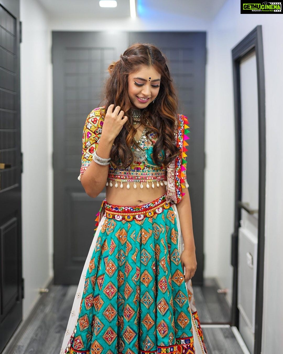 Niti Taylor Instagram - What goes around, comes back around is not always Karma. Sometimes it is Garbaaaa. ππΌ #HappyNavaratri #Garba #jhalakdikhlajaa #jdj10 #nititaylor Wearing @iamkenferns Makeup @glambysalman @smitapandit_official Hair @hairstylist_jennny