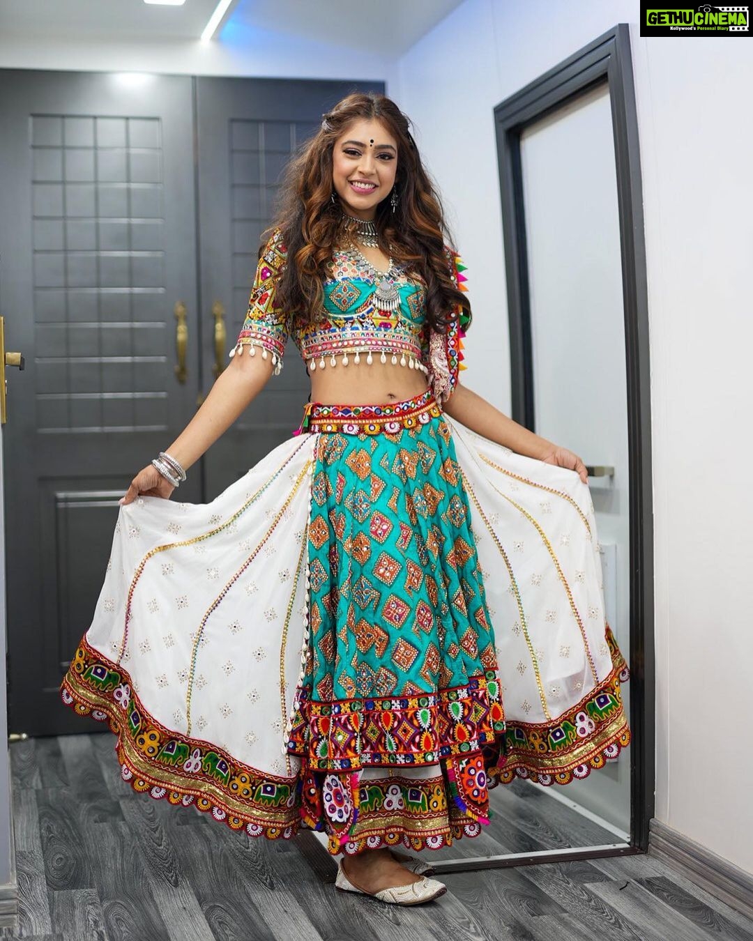 Niti Taylor Instagram - What goes around, comes back around is not always Karma. Sometimes it is Garbaaaa. ππΌ #HappyNavaratri #Garba #jhalakdikhlajaa #jdj10 #nititaylor Wearing @iamkenferns Makeup @glambysalman @smitapandit_official Hair @hairstylist_jennny