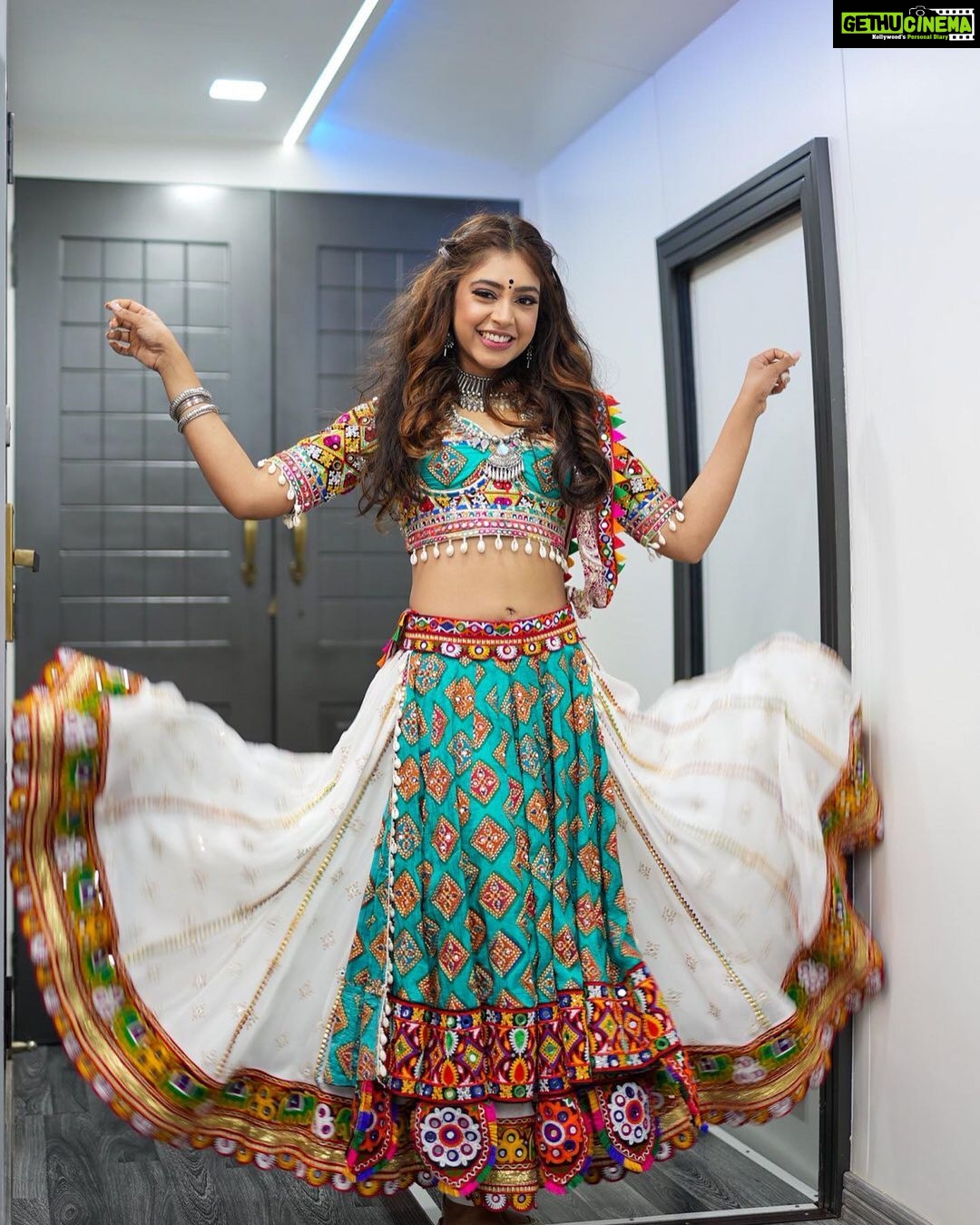 Niti Taylor Instagram - What goes around, comes back around is not always Karma. Sometimes it is Garbaaaa. ππΌ #HappyNavaratri #Garba #jhalakdikhlajaa #jdj10 #nititaylor Wearing @iamkenferns Makeup @glambysalman @smitapandit_official Hair @hairstylist_jennny