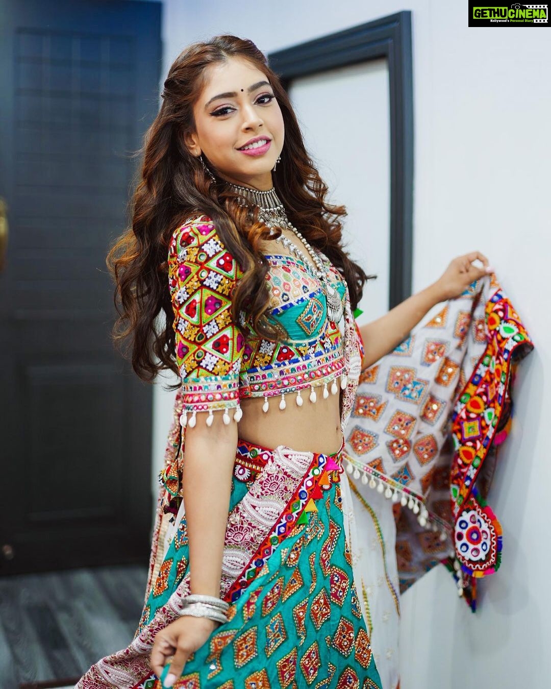 Niti Taylor Instagram - What goes around, comes back around is not always Karma. Sometimes it is Garbaaaa. ππΌ #HappyNavaratri #Garba #jhalakdikhlajaa #jdj10 #nititaylor Wearing @iamkenferns Makeup @glambysalman @smitapandit_official Hair @hairstylist_jennny
