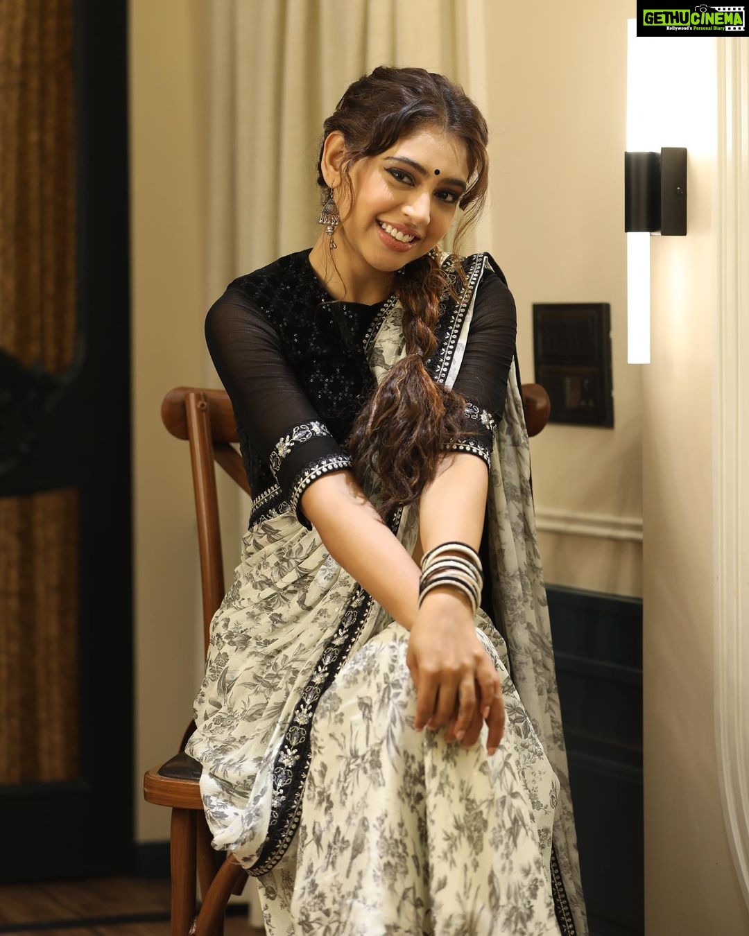 Niti Taylor Instagram - π΅πΆ Pyaar Hua, Ikraar Hua.... Kehta Hai Dil Rastaa Mushkilπ΅πΆ Don't miss my performance on Jhalak Dikhlaa Jaa on @colourstv Mera β€οΈ says rastaa mushkil nahi hoga because you all will surely support me with your votes π³ π β€οΈ ππΌ *Vote for Niti Taylor* Don't forget to vote for me on Voot App, Voot.com or My Jio App π¬ π² Thank you for all the love and blessings!! ππ Outfit @iamkenferns Makeup- @glambysalman @smitapandit_official Hair @hairstylist_jennny πΈ @sanimohini