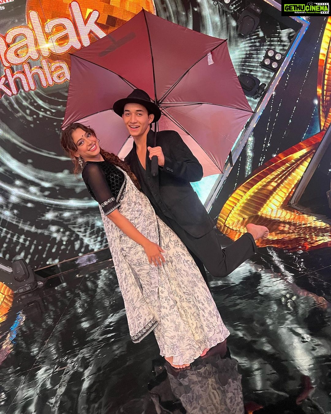 Niti Taylor Instagram - “Pyaar hua iqaraar hua hai” ☔️ aa rahe hai hum iss Sunday ek challenge lekee! Don’t miss our mesmerising performance!! Only on @colorstv at 8pm❤️ Jhalak dhiklaja 💃🏻🕺🏻 #jdj10 #pyaarhuaikraarhua #cutejodi