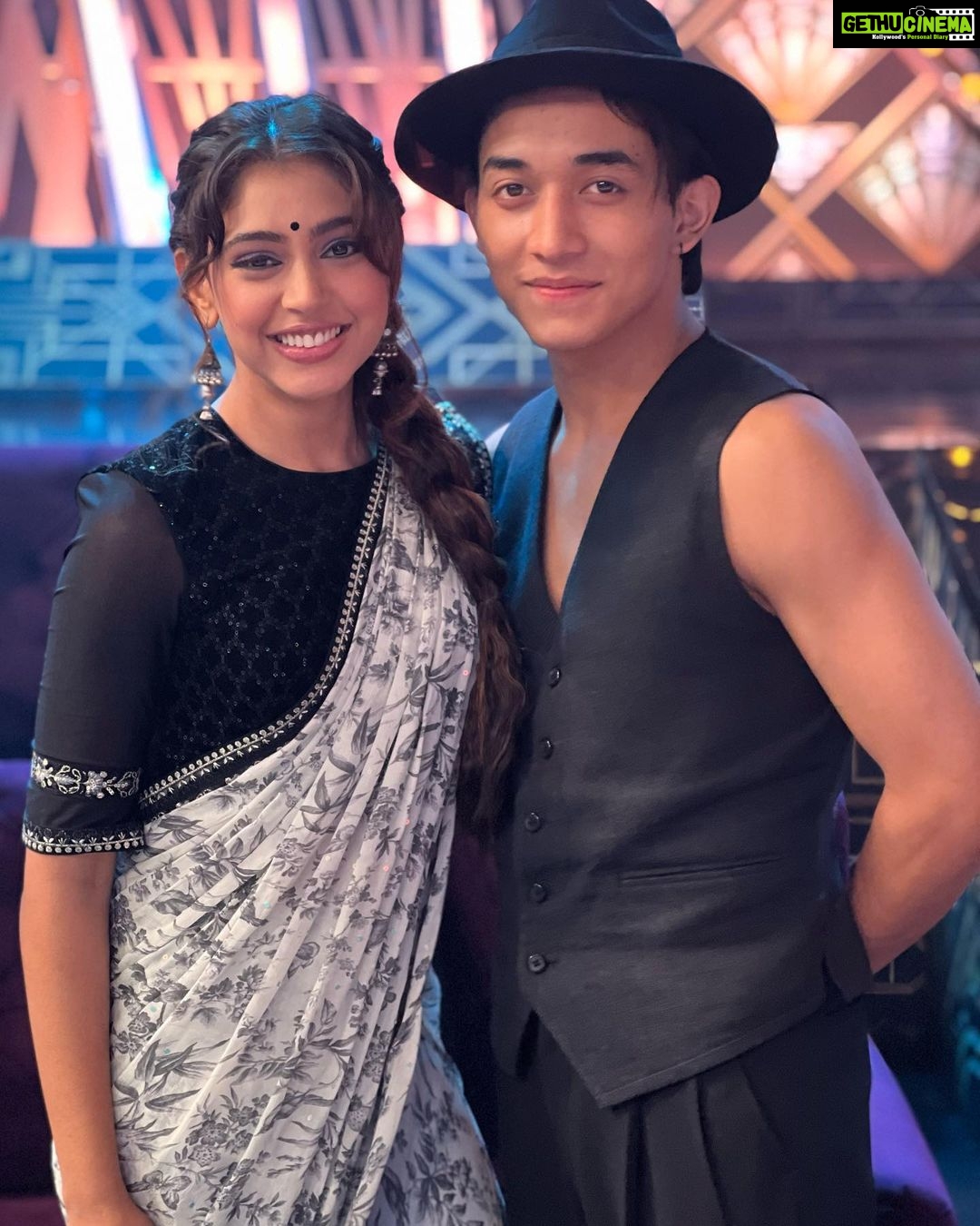 Niti Taylor Instagram - “Pyaar hua iqaraar hua hai” ☔️ aa rahe hai hum iss Sunday ek challenge lekee! Don’t miss our mesmerising performance!! Only on @colorstv at 8pm❤️ Jhalak dhiklaja 💃🏻🕺🏻 #jdj10 #pyaarhuaikraarhua #cutejodi