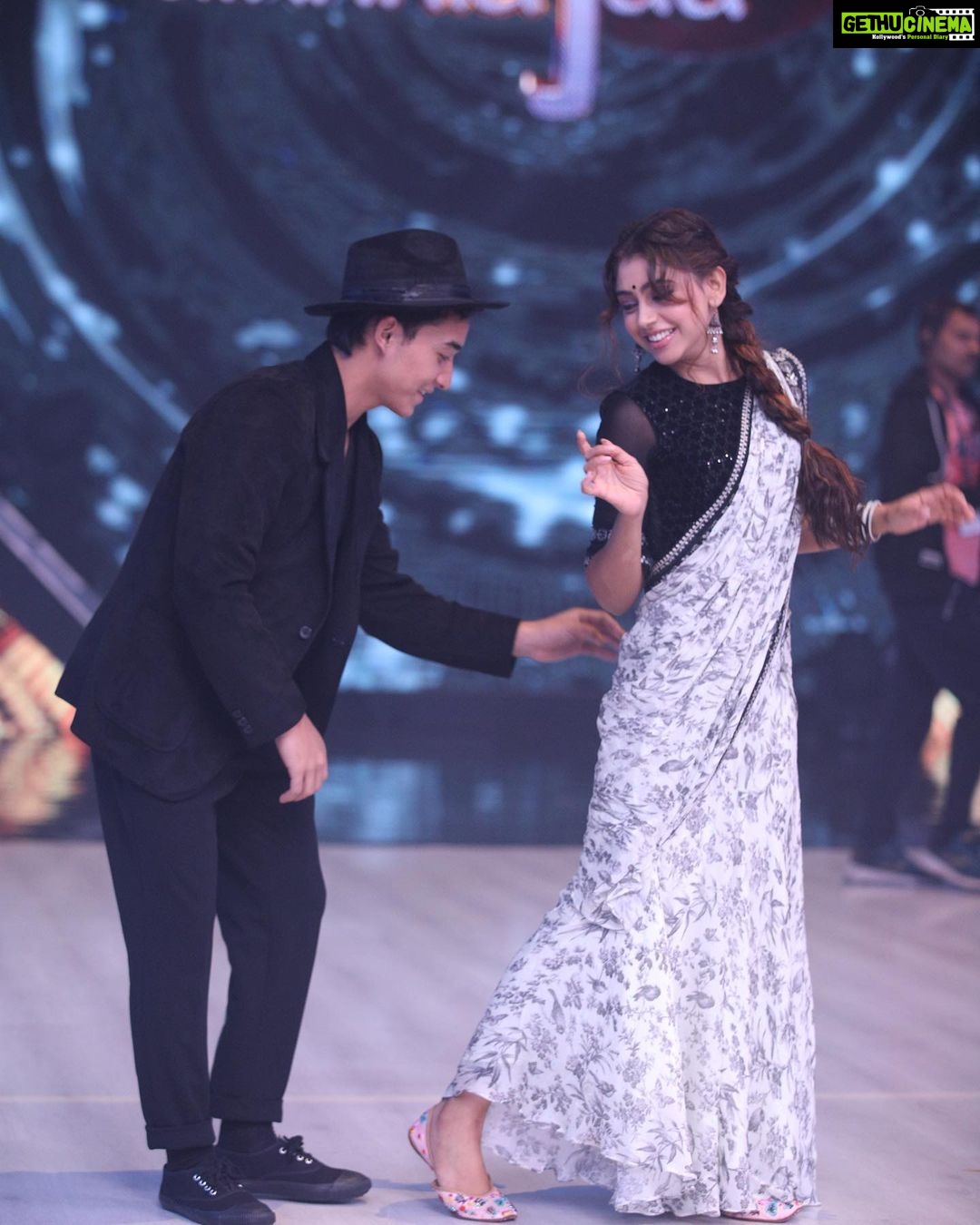 Niti Taylor Instagram - “Pyaar hua iqaraar hua hai” ☔️ aa rahe hai hum iss Sunday ek challenge lekee! Don’t miss our mesmerising performance!! Only on @colorstv at 8pm❤️ Jhalak dhiklaja 💃🏻🕺🏻 #jdj10 #pyaarhuaikraarhua #cutejodi