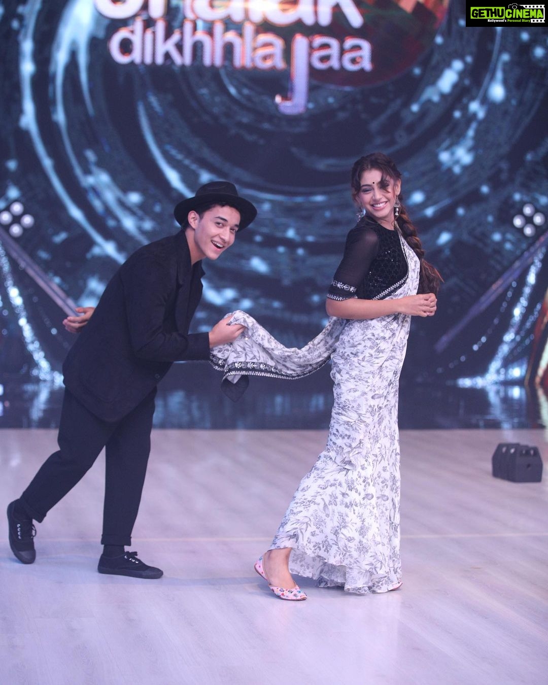 Niti Taylor Instagram - “Pyaar hua iqaraar hua hai” ☔️ aa rahe hai hum iss Sunday ek challenge lekee! Don’t miss our mesmerising performance!! Only on @colorstv at 8pm❤️ Jhalak dhiklaja 💃🏻🕺🏻 #jdj10 #pyaarhuaikraarhua #cutejodi