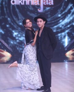 Niti Taylor Instagram - “Pyaar hua iqaraar hua hai” ☔️ aa rahe hai hum iss Sunday ek challenge lekee! Don’t miss our mesmerising performance!! Only on @colorstv at 8pm❤️ Jhalak dhiklaja 💃🏻🕺🏻 #jdj10 #pyaarhuaikraarhua #cutejodi