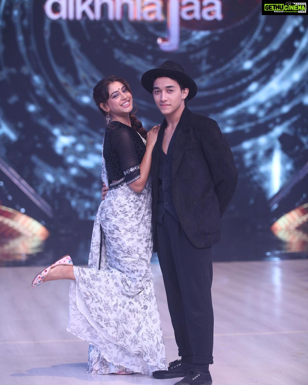 Niti Taylor Instagram - “Pyaar hua iqaraar hua hai” ☔️ aa rahe hai hum iss Sunday ek challenge lekee! Don’t miss our mesmerising performance!! Only on @colorstv at 8pm❤️ Jhalak dhiklaja 💃🏻🕺🏻 #jdj10 #pyaarhuaikraarhua #cutejodi