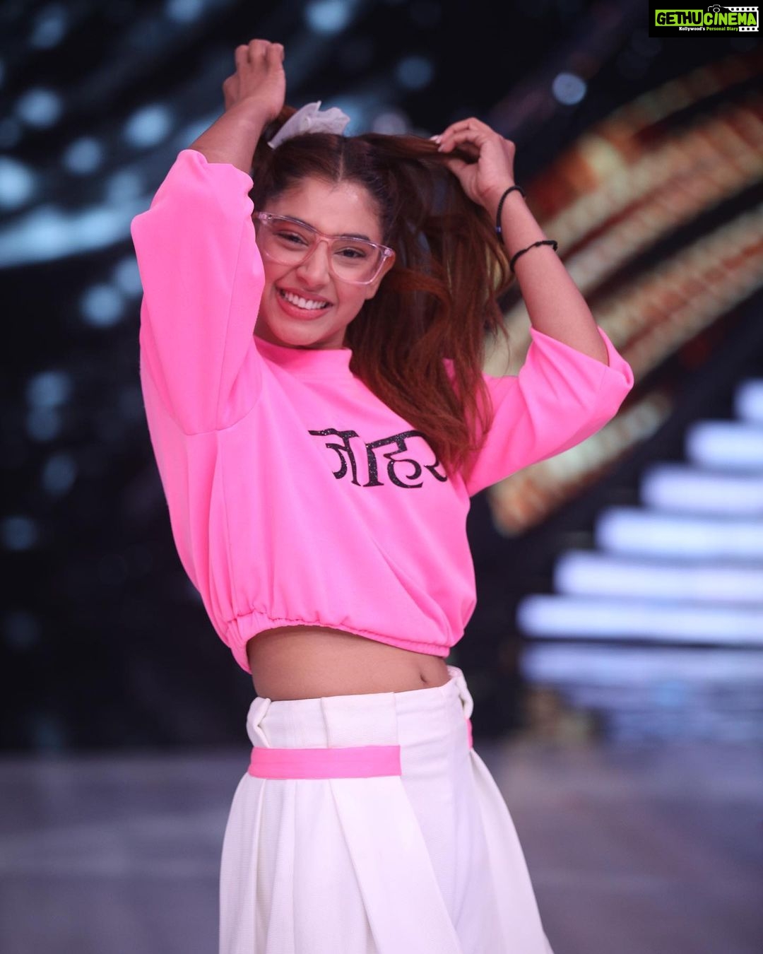 Niti Taylor Instagram - *Vote for Niti Taylor on Jhalak Dikhla Jaa* Hello!! Thank you for all your love and votes last week!! ✨💃🏼✨ It's time to vote again this wekend and I would love for you to keep voting for me!! 🤗🤗❤️❤️ Don't forget to vote for *Niti Taylor* on Voot App, Voot.com or My Jio App 📬 📲 It is easy and so quick!! Please do it before tonight 😇 Thank you for all the love and blessings!! 😇😇 #jdj10 Looking 🥰 @iamkenferns Makeup @glambysalman @smitapandit_official Hair @hairstylist_jennny
