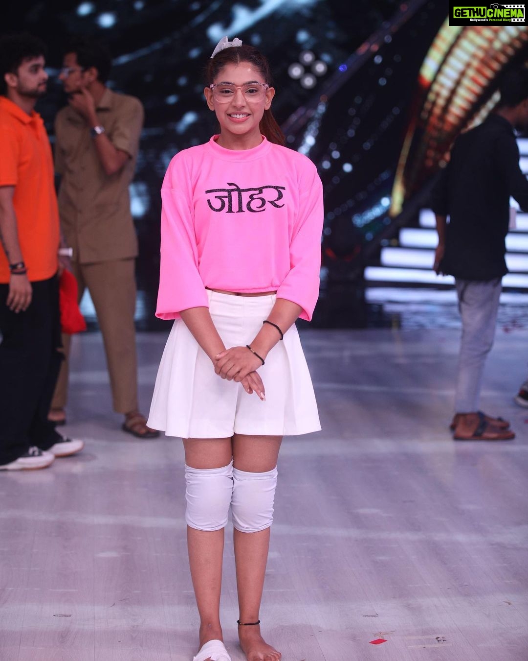 Niti Taylor Instagram - *Vote for Niti Taylor on Jhalak Dikhla Jaa* Hello!! Thank you for all your love and votes last week!! ✨💃🏼✨ It's time to vote again this wekend and I would love for you to keep voting for me!! 🤗🤗❤️❤️ Don't forget to vote for *Niti Taylor* on Voot App, Voot.com or My Jio App 📬 📲 It is easy and so quick!! Please do it before tonight 😇 Thank you for all the love and blessings!! 😇😇 #jdj10 Looking 🥰 @iamkenferns Makeup @glambysalman @smitapandit_official Hair @hairstylist_jennny