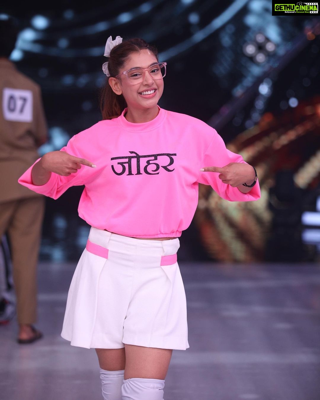Niti Taylor Instagram - He isn't a hero known by the world, but a hero, he is to his little Yash & Roohi💕 Dad's are always mighty strong & tough, but sadly we don't appreciate them enough. This week our performance is dedicated not to the director, producer, celebrity, host, judge or any other way we know him, but to the amazing Father @karanjohar 💖💝 For all the daddy-cools out there, we children love you ❤️ Toodles💓 Watch Jhalak dhiklaja season 10 tonight at 8pm and please please vote for us🐥 @colorstv #jdj10#toodles TeamNA @paldenlama @rutuparekh92 Looking cute in @iamkenferns Makeup @glambysalman @smitapandit_official Hair @hairstylist_jennny