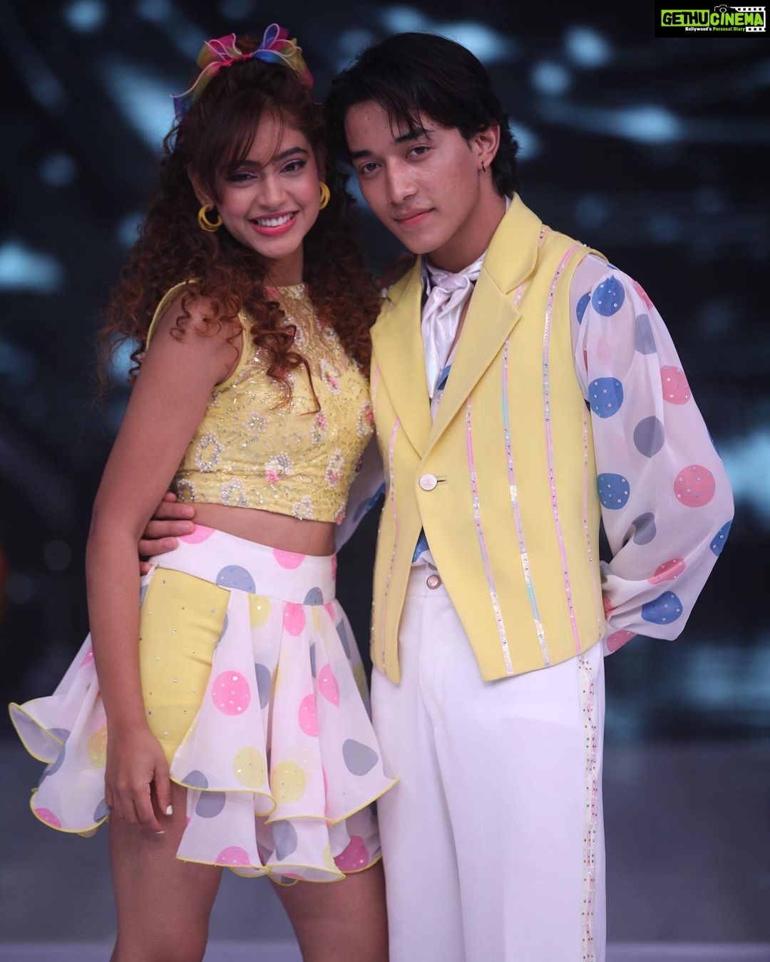 Niti Taylor Instagram - Humari performance ke charche honge sabke zubaan par 😜 'Jiving' into the second week of Jhalak Dikhla Jaa with the best retro song! Can you guess which one? Comment below ⬇️ #jdj10 @colorstv #retro #dancing #jiving Outfit @iamkenferns Makeup @glambysalman / @smitapandit_official Hair @hairstylist_jennny