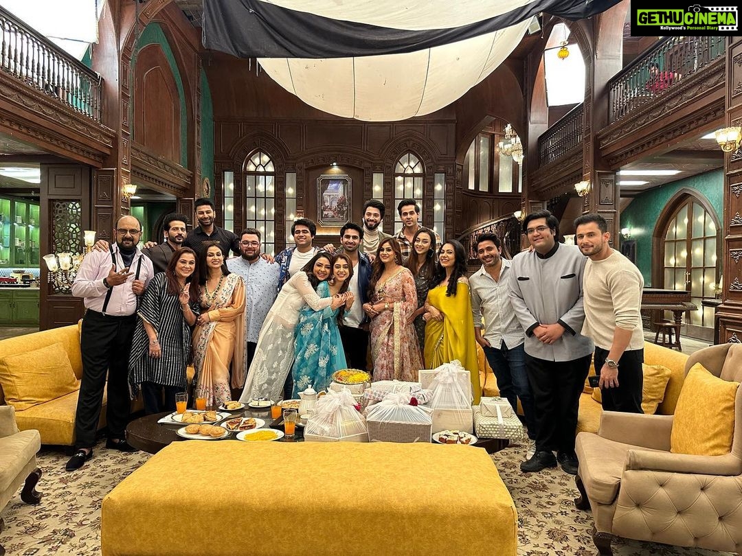 Niti Taylor Instagram - All of us in one Frame❤️ Badeachelagtehain Family🥰 #bts #fun #balh2 @muzzudesai @hitentejwani @randeepraii @poojabanerjeee @leenesh_mattoo @iaanchalkhurana @ajay.nagrath @abhinavabu @jitenokewal @ritu_official_now @ritu_vasishtha @tuhinaavohra @shreya_nehal @muktadhond @sonytvofficial @balajitelefilmslimited