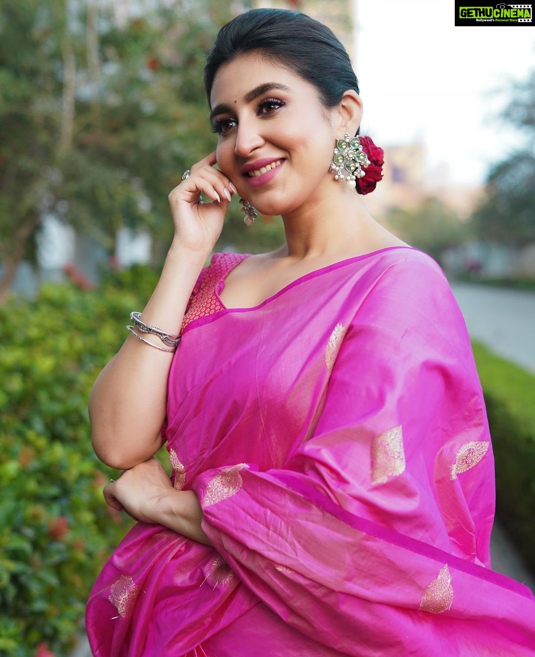 Oindrila Sen Instagram - Make it pop 💖 Saree @designsbymitanghosh Earring @illuminate_shine_everyday Stylist duo @sizaa92 @thankgod_itsfashion Assisted by @isuvosri13 Mua @sayantadhali Hair @sarmistha1992 📸 @myself_suvam #shwetkali now streaming @zee5