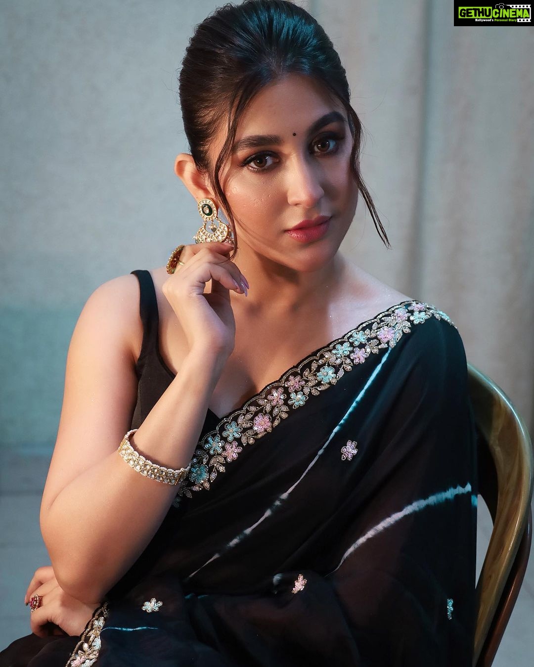 Oindrila Sen Instagram - π§π»ββοΈπ§π»ββοΈπ§π»ββοΈ . . . . . . . . . . . Saree @shaaranyakolkata Accessories @pretiosjewelleryofficial Stylist duo @sizaa92 @thankgod_itsfashion Assisted by @isuvosri13 Mua @sayantadhali Hair @sarmistha1992 πΈ @being_prasun