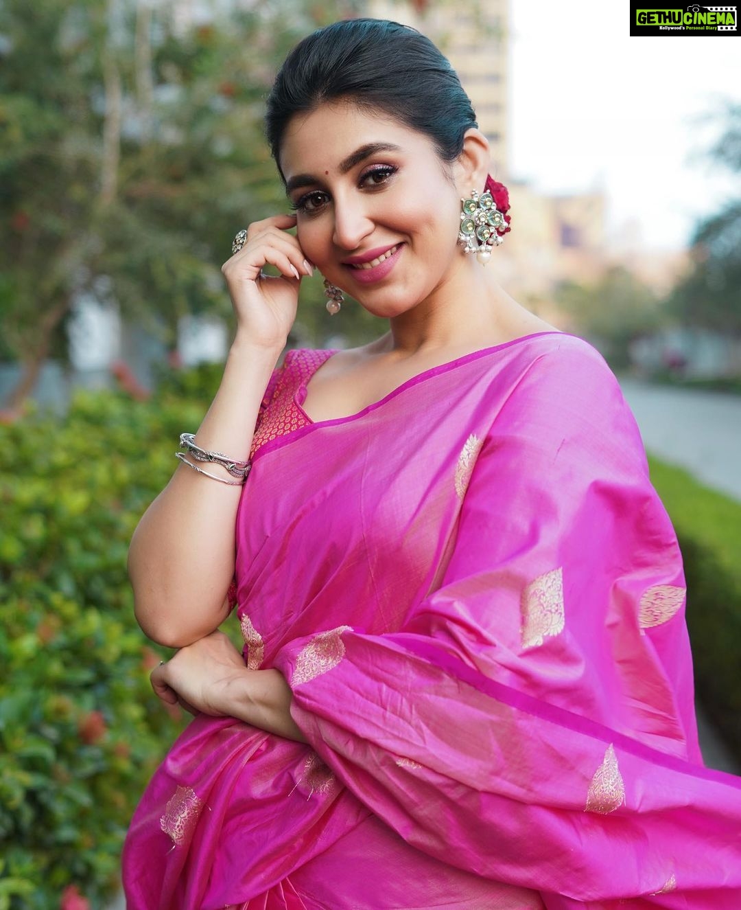 Oindrila Sen Instagram - Make it pop 💖 Saree @designsbymitanghosh Earring @illuminate_shine_everyday Stylist duo @sizaa92 @thankgod_itsfashion Assisted by @isuvosri13 Mua @sayantadhali Hair @sarmistha1992 📸 @myself_suvam #shwetkali now streaming @zee5