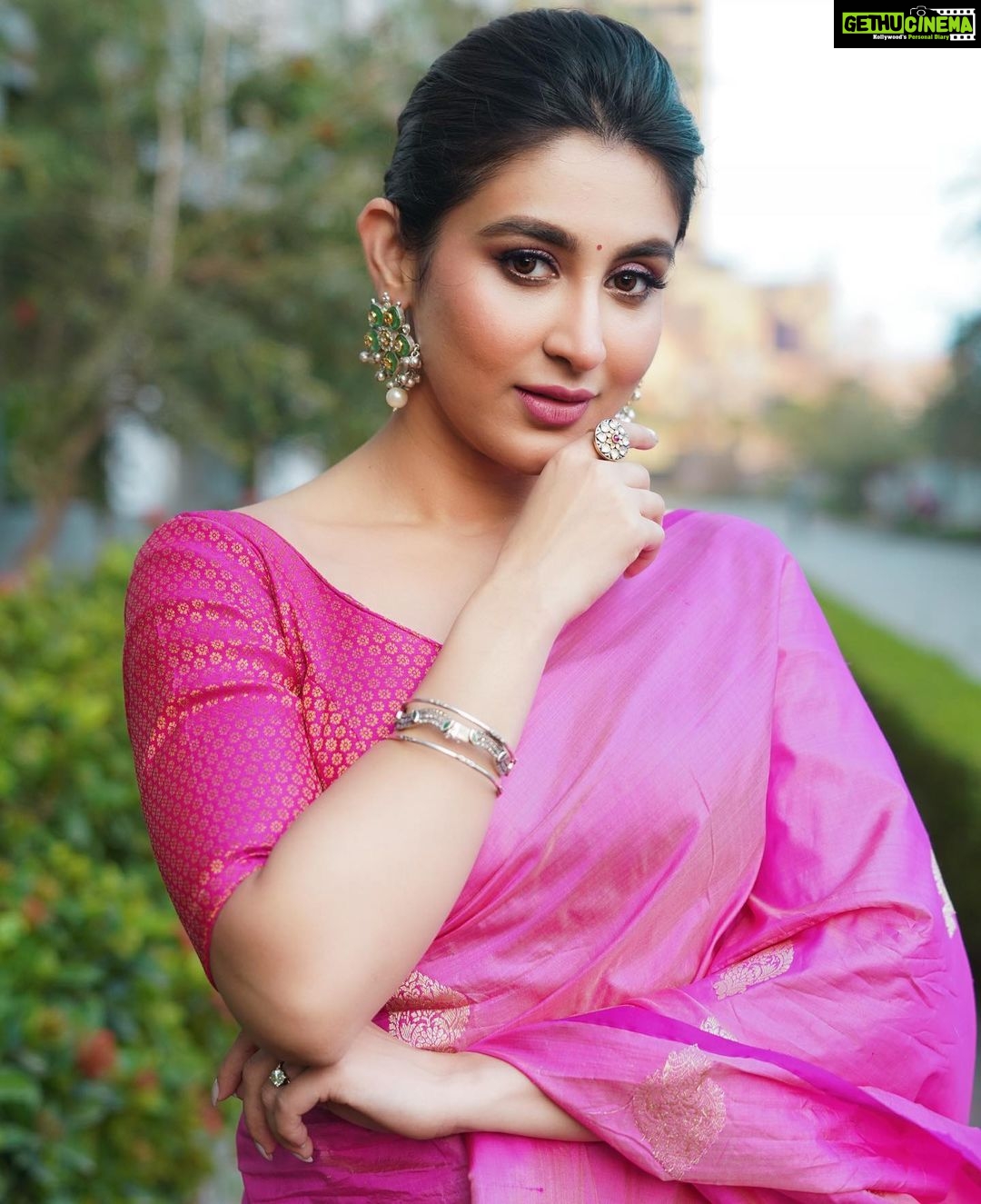 Oindrila Sen Instagram - Make it pop 💖 Saree @designsbymitanghosh Earring @illuminate_shine_everyday Stylist duo @sizaa92 @thankgod_itsfashion Assisted by @isuvosri13 Mua @sayantadhali Hair @sarmistha1992 📸 @myself_suvam #shwetkali now streaming @zee5