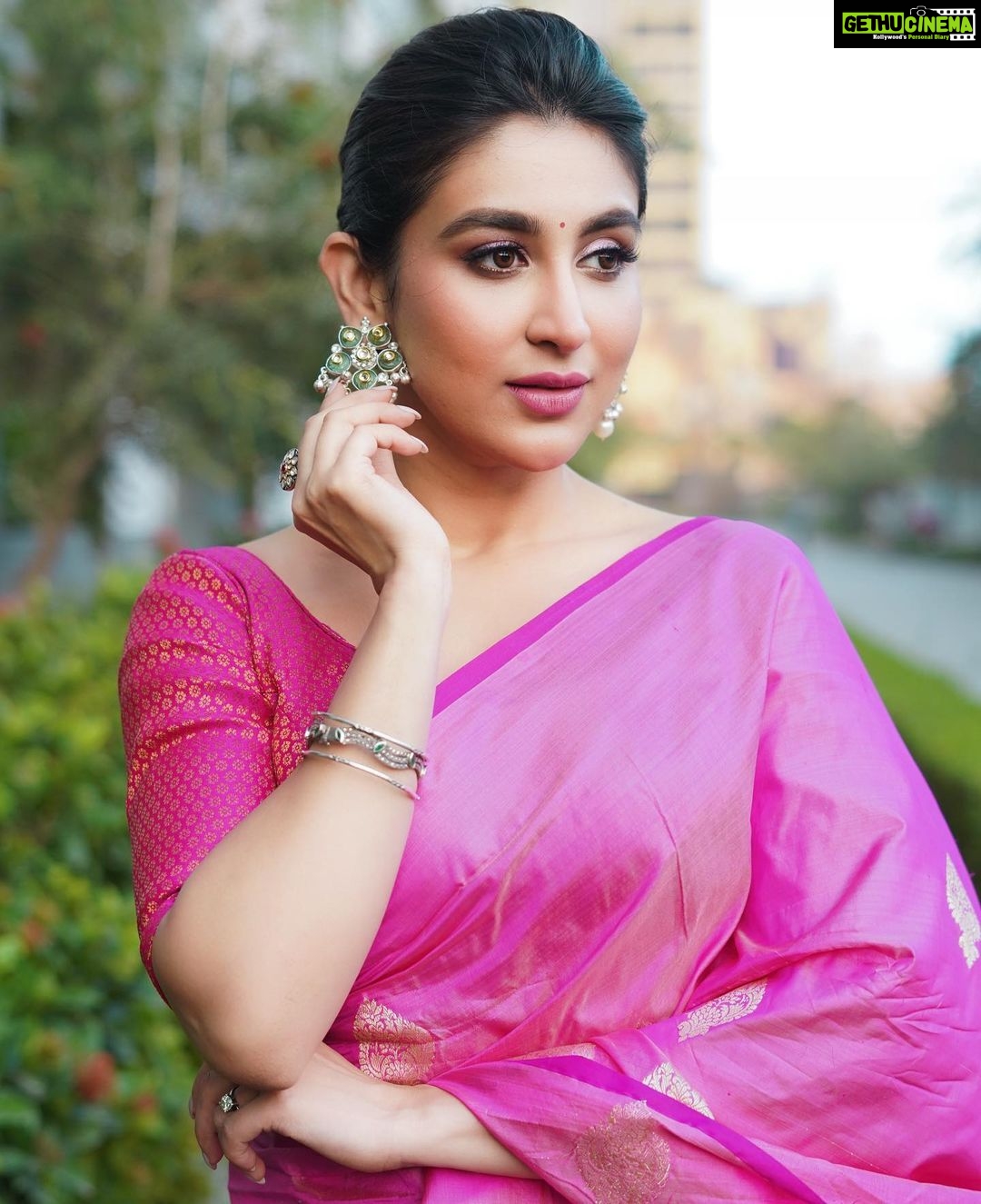 Oindrila Sen Instagram - Make it pop 💖 Saree @designsbymitanghosh Earring @illuminate_shine_everyday Stylist duo @sizaa92 @thankgod_itsfashion Assisted by @isuvosri13 Mua @sayantadhali Hair @sarmistha1992 📸 @myself_suvam #shwetkali now streaming @zee5