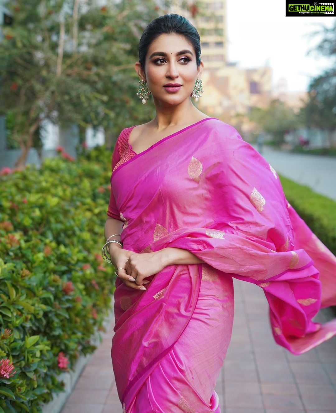 Oindrila Sen Instagram - Make it pop 💖 Saree @designsbymitanghosh Earring @illuminate_shine_everyday Stylist duo @sizaa92 @thankgod_itsfashion Assisted by @isuvosri13 Mua @sayantadhali Hair @sarmistha1992 📸 @myself_suvam #shwetkali now streaming @zee5