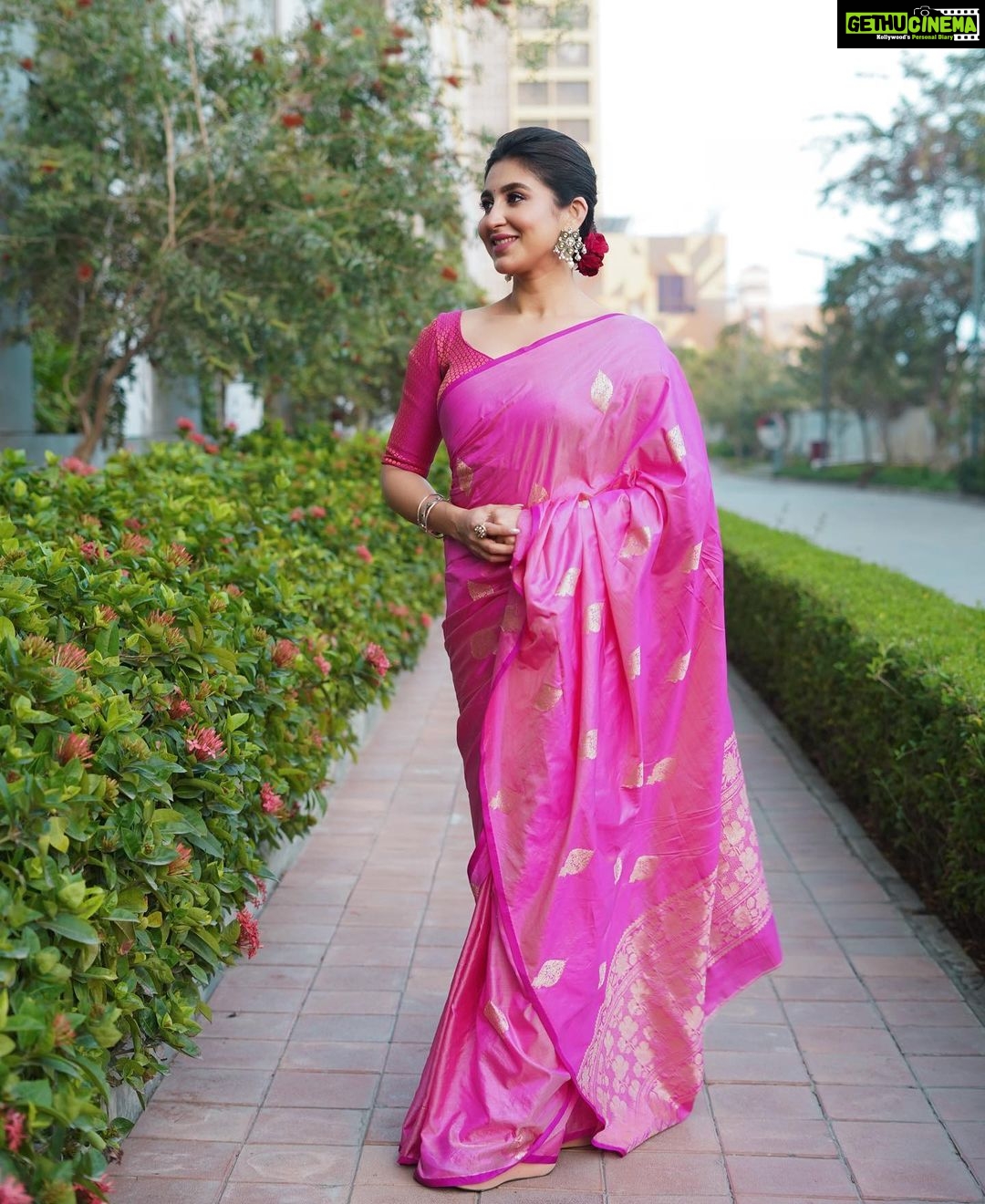 Oindrila Sen Instagram - Make it pop 💖 Saree @designsbymitanghosh Earring @illuminate_shine_everyday Stylist duo @sizaa92 @thankgod_itsfashion Assisted by @isuvosri13 Mua @sayantadhali Hair @sarmistha1992 📸 @myself_suvam #shwetkali now streaming @zee5